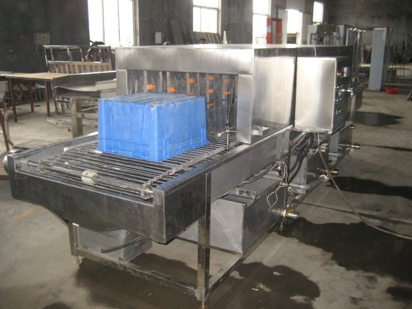 Turnover basket cleaning machine